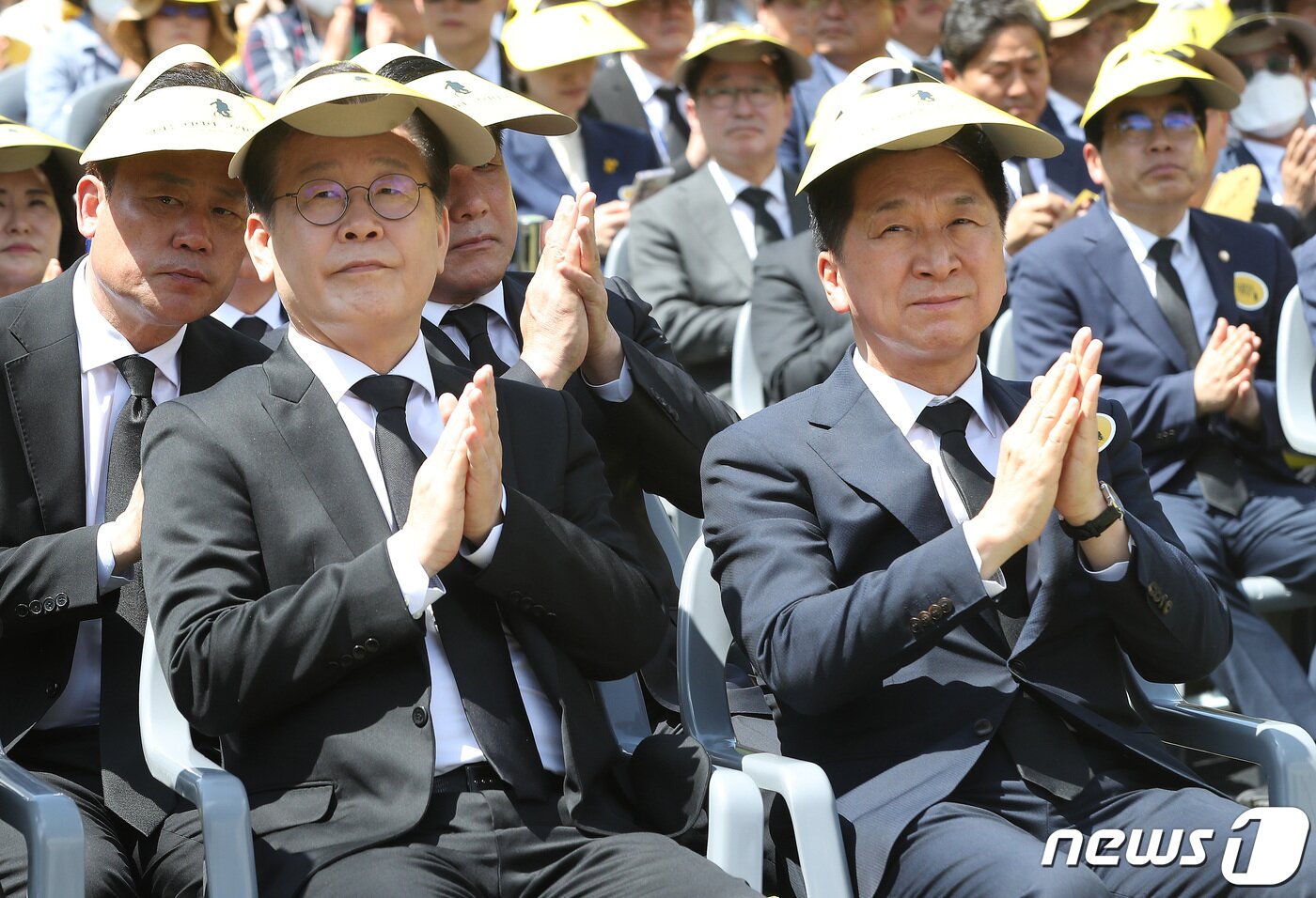 본문 이미지 - 이재명 더불어민주당 대표(왼쪽)와 김기현 국민의힘 대표가 23일 경남 김해시 봉하마을에서 엄수된 노무현 전 대통령 서거 14주기 추도식에 참석해 박수를 치고 있다. 2023.5.23/뉴스1 ⓒ News1 임세영 기자