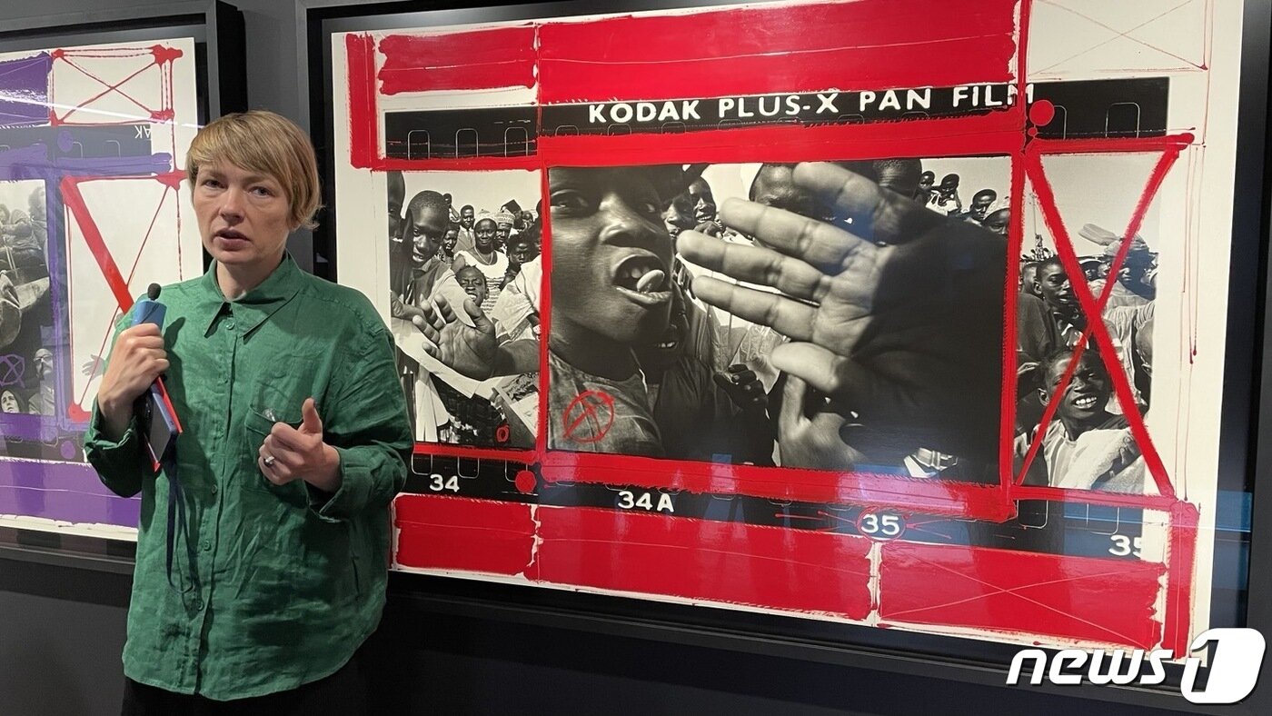 본문 이미지 - 윌리엄 클라인의 사진전이 24일부터 9월17일까지 서울 종로구 뮤지엄한미에서 열린다. 클라인의 작품에 대해 설명하는 객원 큐레이터 라파엘 스토팽. 2023.5.23/뉴스1 ⓒ 뉴스1 김일창 기자