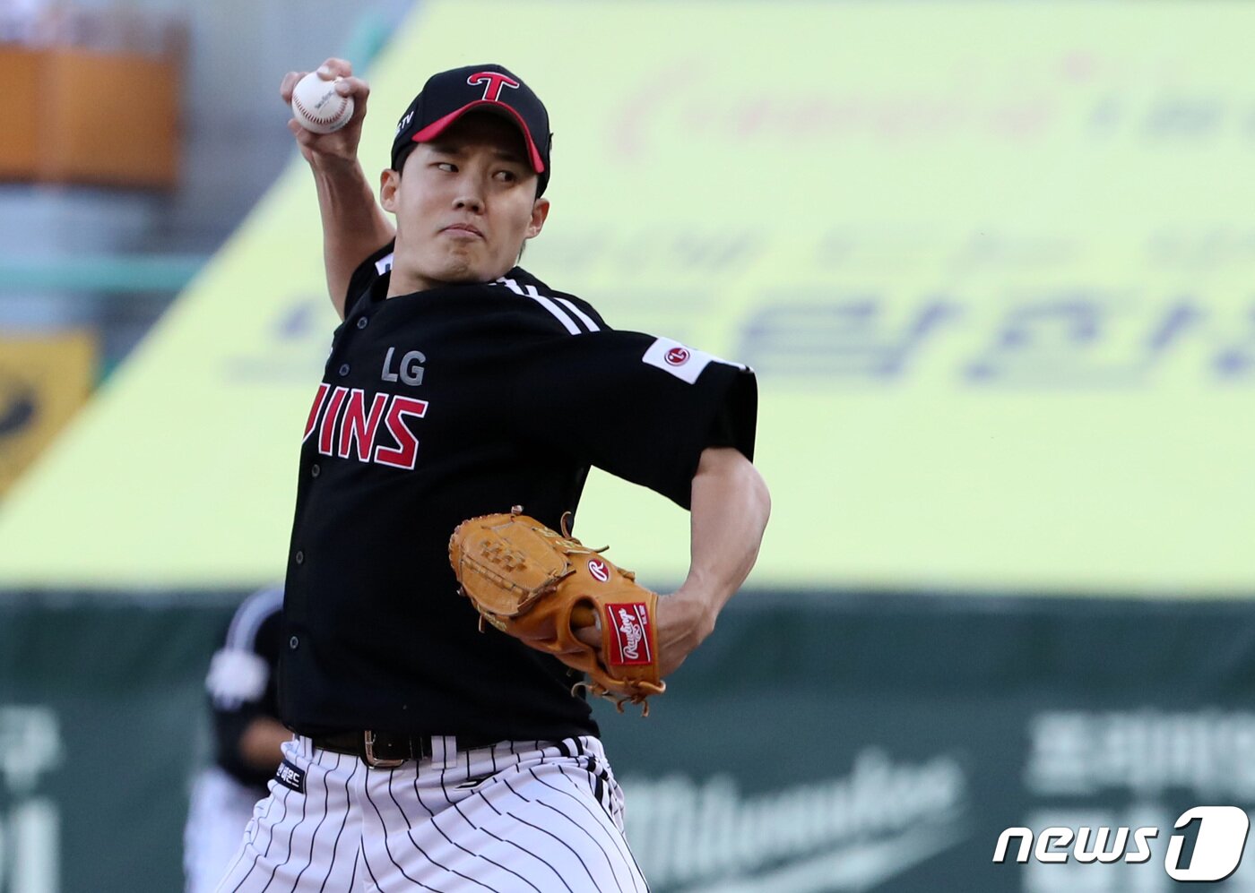 본문 이미지 - 23일 오후 인천 미추홀구 SSG랜더스필드에서 열린 프로야구 '2023 신한 SOL KBO리그' LG트윈스와 SSG랜더스의 경기에서 LG 선발투수 임찬규가 역투하고 있다. 2023.5.23/뉴스1 ⓒ News1 구윤성 기자