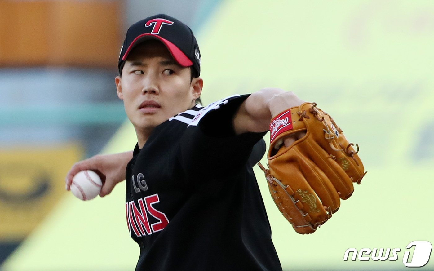 본문 이미지 - 23일 오후 인천 미추홀구 SSG랜더스필드에서 열린 프로야구 '2023 신한 SOL KBO리그' LG트윈스와 SSG랜더스의 경기에서 LG 선발투수 임찬규가 역투하고 있다. 2023.5.23/뉴스1 ⓒ News1 구윤성 기자