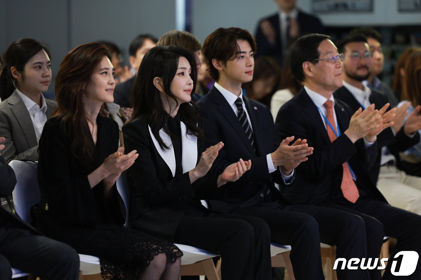 본문 이미지 - 김건희 여사가 23일 서울 중구 한국관광공사 홍보관에서 열린 K-관광 협력단 출범식에서 이부진 한국방문의해위원회 위원장(왼쪽), 홍보대사 차은우와 함께 박수치고 있다. (대통령실 제공) 2023.5.23/뉴스1 ⓒ News1 오대일 기자