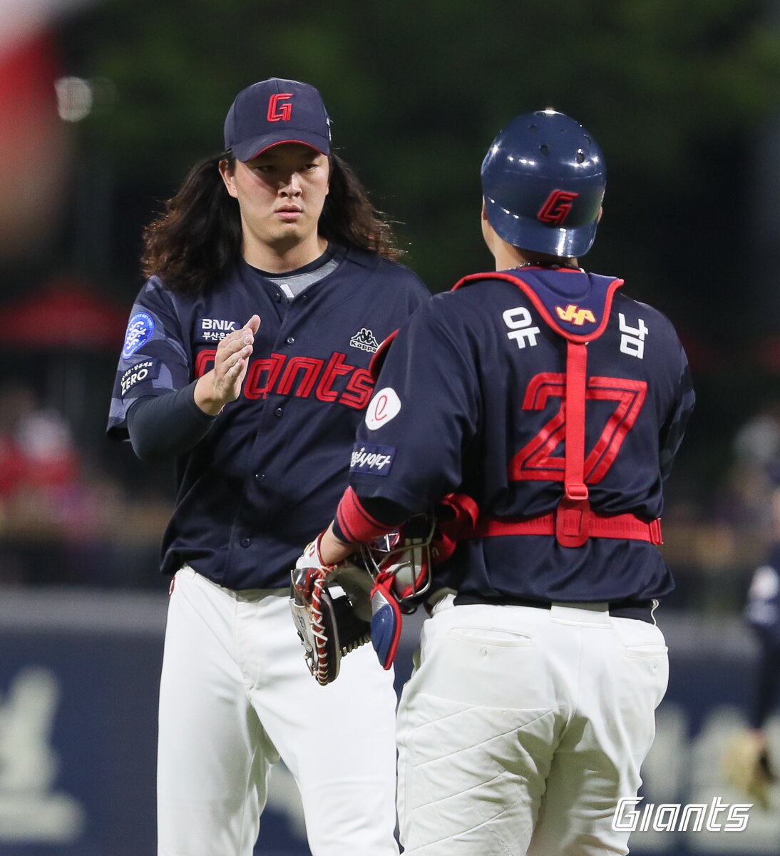 본문 이미지 - 포수 유강남과 하이파이브를 하는 김원중.(롯데 자이언츠 제공)