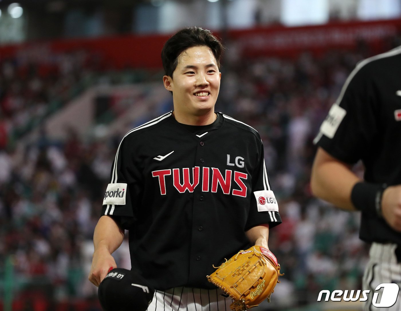 본문 이미지 - 23일 오후 인천 미추홀구 SSG랜더스필드에서 열린 프로야구 '2023 신한 SOL KBO리그' LG트윈스와 SSG랜더스의 경기에서 LG 선발투수 임찬규가 SSG의 6회말 1,3루 위기를 넘기며 이닝을 마치고 있다. 2023.5.23/뉴스1 ⓒ News1 구윤성 기자