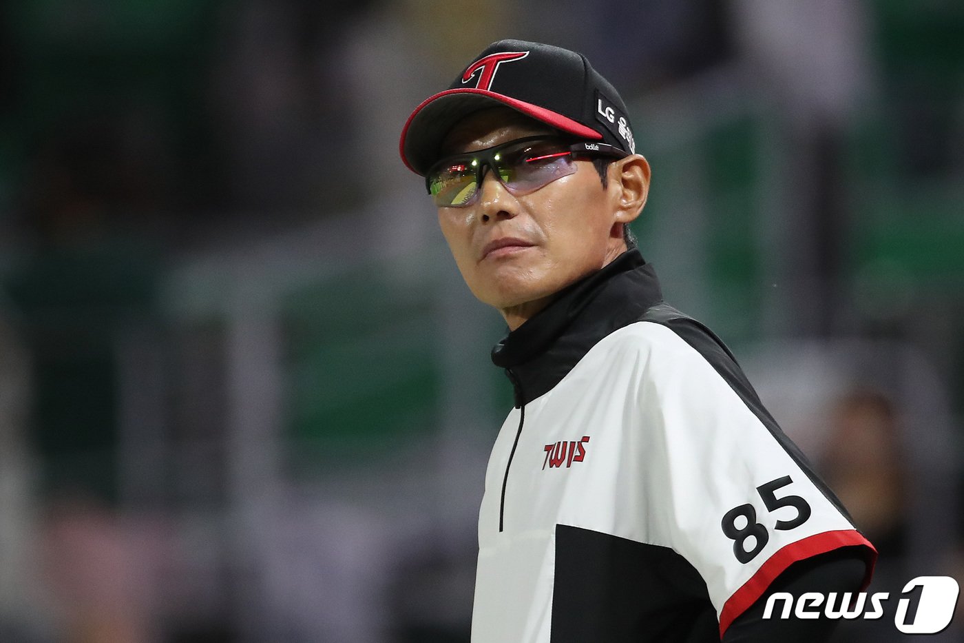 본문 이미지 - 23일 오후 인천 미추홀구 SSG랜더스필드에서 열린 프로야구 '2023 신한 SOL KBO리그' LG트윈스와 SSG랜더스의 경기에서 SSG를 상대로 9대1 승리를 거둔 LG 염경엽 감독이 관중석을 바라보고 있다. 2023.5.23/뉴스1 ⓒ News1 구윤성 기자