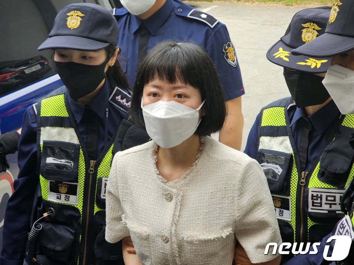 본문 이미지 - 아버지를 살해한 혐의로 무기징역형을 선고받은 무기수 김신혜씨가 24일 오전 재심 준비기일에 참석하기 위해 광주지방법원 해남지원으로 호송되고 있다. 김씨는 이날 취재진에 &#34;열심히 최선을 다하겠다＂고 말했다. 2023.5.24/뉴스1 ⓒ News1 최성국 기자