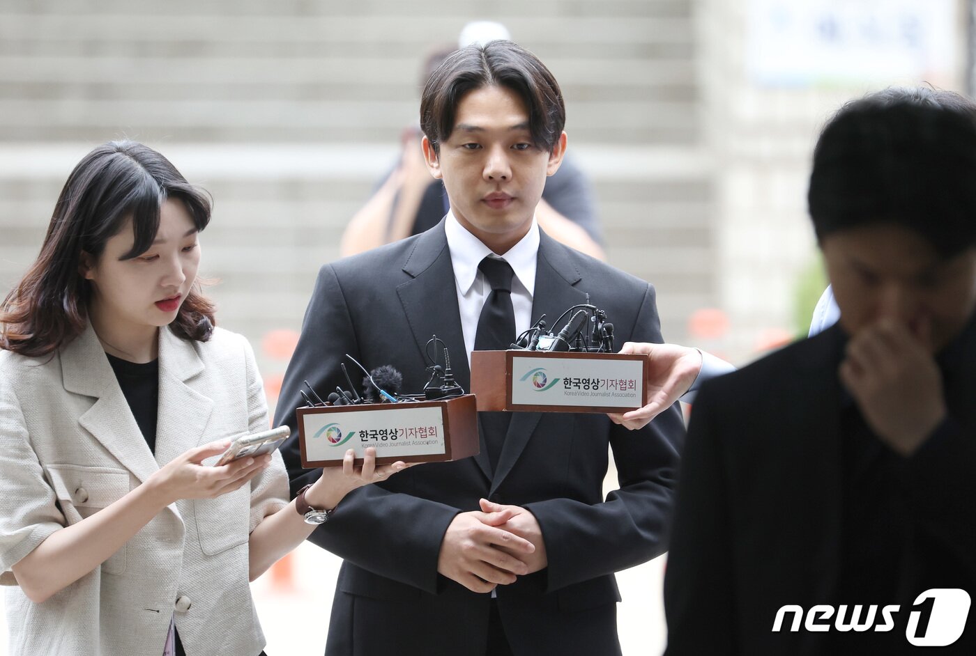 본문 이미지 - 마약 상습 투약 혐의를 받는 배우 유아인(본명 엄홍식)이 24일 서울 서초구 서울중앙지방법원에서 열리는 구속 전 피의자심문(영장실질심사)에 출석하고 있다. (공동취재) 2023.5.24/뉴스1 ⓒ News1 김도우 기자