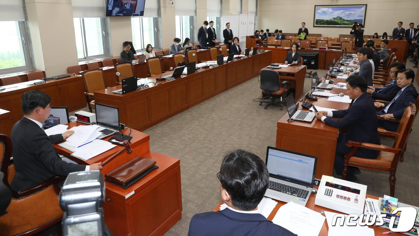 본문 이미지 - 전해철 국회 환노위 위원장이 24일 서울 여의도 국회에서 열린 환경노동위원회 전체회의에서 의사봉을 두드리며 노란봉투법 본회의 직회부 요구안을 의결하고 있다. 일명 노란봉투법은 파업 노동자에게 기업의 과도한 손해배상 청구를 제한하는 내용의 노동조합 및 노동관계조정법 2·3조 개정안이다. 2023.5.24/뉴스1 ⓒ News1 송원영 기자