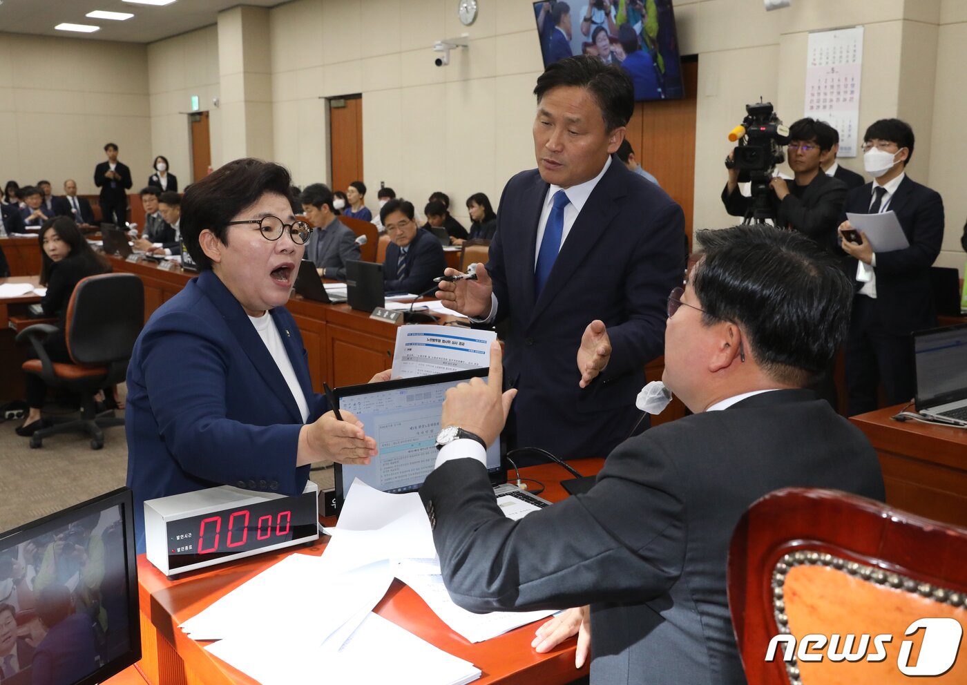 본문 이미지 - 전해철 국회 환노위 위원장과 국민의힘 임이자 간사, 더불어민주당 김영진 간사가 24일 서울 여의도 국회에서 열린 환경노동위원회 전체회의에서 노란봉투법 본회의 직회부 관련 설전을 펼치고 있다. 2023.5.24/뉴스1 ⓒ News1 송원영 기자