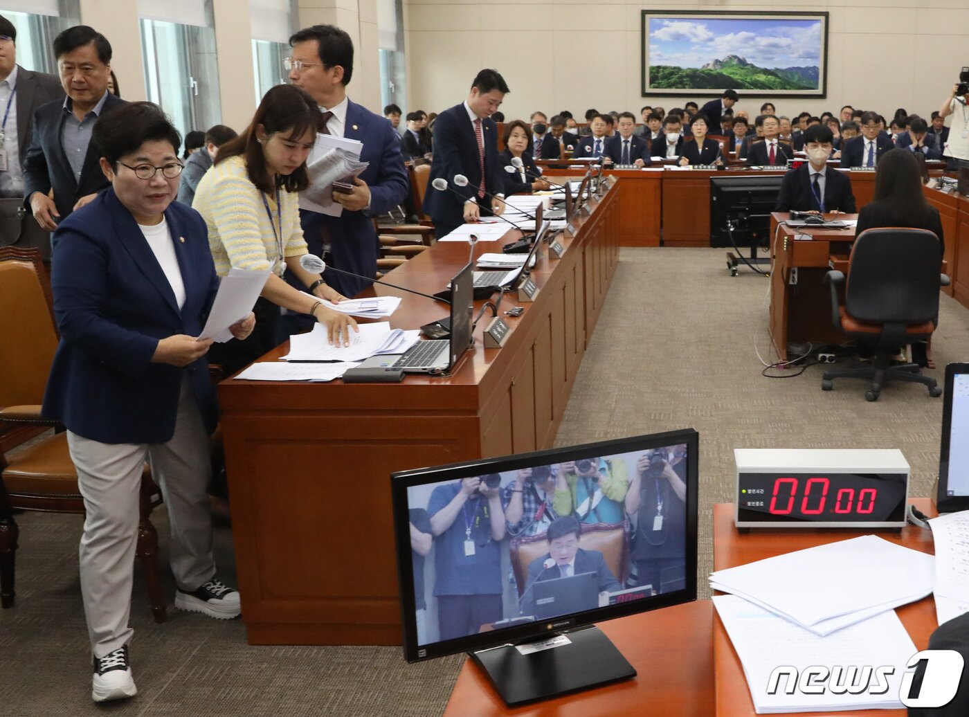 본문 이미지 - 국민의힘 임이자 환노위 간사 등 의원들이 24일 서울 여의도 국회에서 열린 환경노동위원회 전체회의에서 퇴장을 하고 있다. 2023.5.24/뉴스1 ⓒ News1 송원영 기자