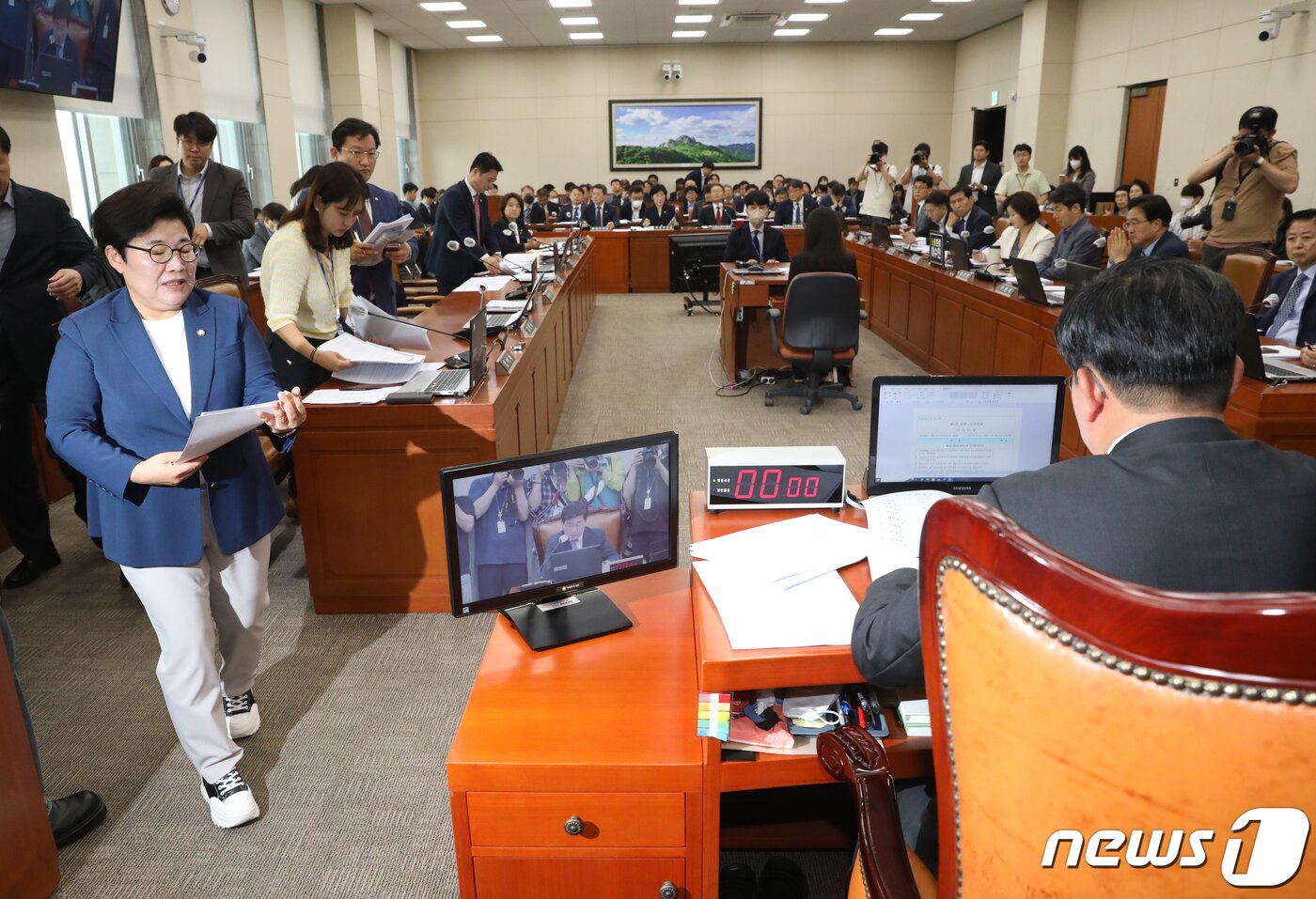 본문 이미지 - 국민의힘 임이자 환노위 간사 등 의원들이 24일 서울 여의도 국회에서 열린 환경노동위원회 전체회의에서 퇴장을 하고 있다. 2023.5.24/뉴스1 ⓒ News1 송원영 기자