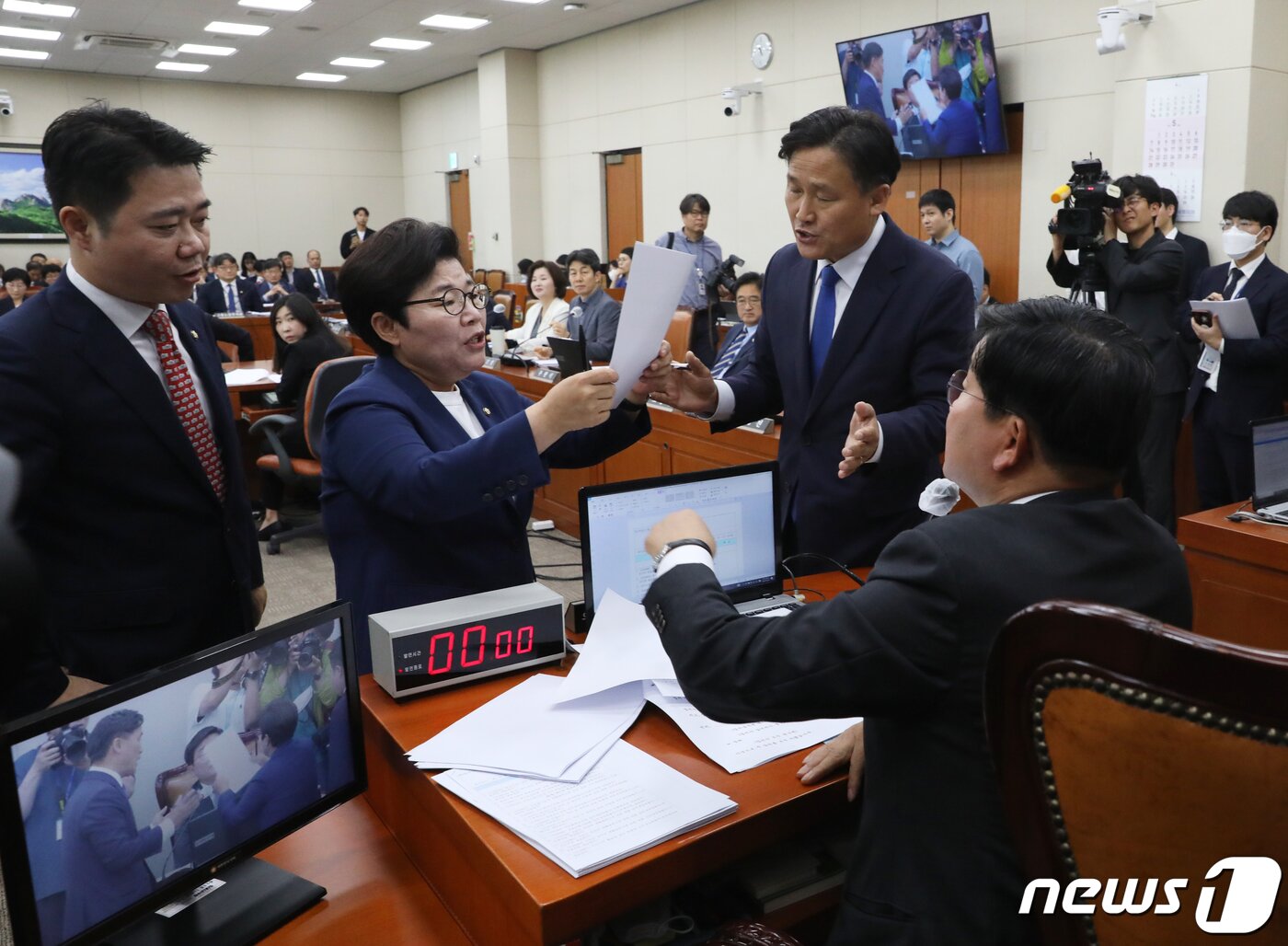 본문 이미지 - 전해철 국회 환노위 위원장과 국민의힘 임이자 간사, 더불어민주당 김영진 간사가 24일 서울 여의도 국회에서 열린 환경노동위원회 전체회의에서 노란봉투법 본회의 직회부 관련 설전을 펼치고 있다. 2023.5.24/뉴스1 ⓒ News1 송원영 기자