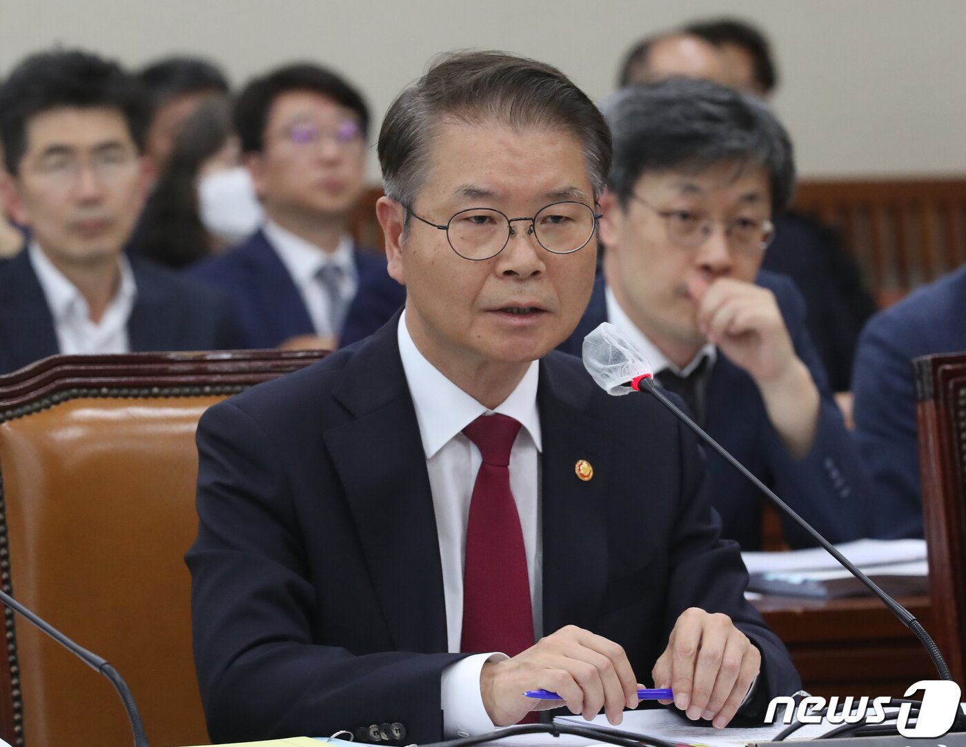 본문 이미지 - 이정식 고용노동부 장관이 24일 오전 서울 여의도 국회에서 열린 환경노동위원회 전체회의에서 의원들의 질의에 답변하고 있다. 2023.5.24/뉴스1 ⓒ News1 송원영 기자