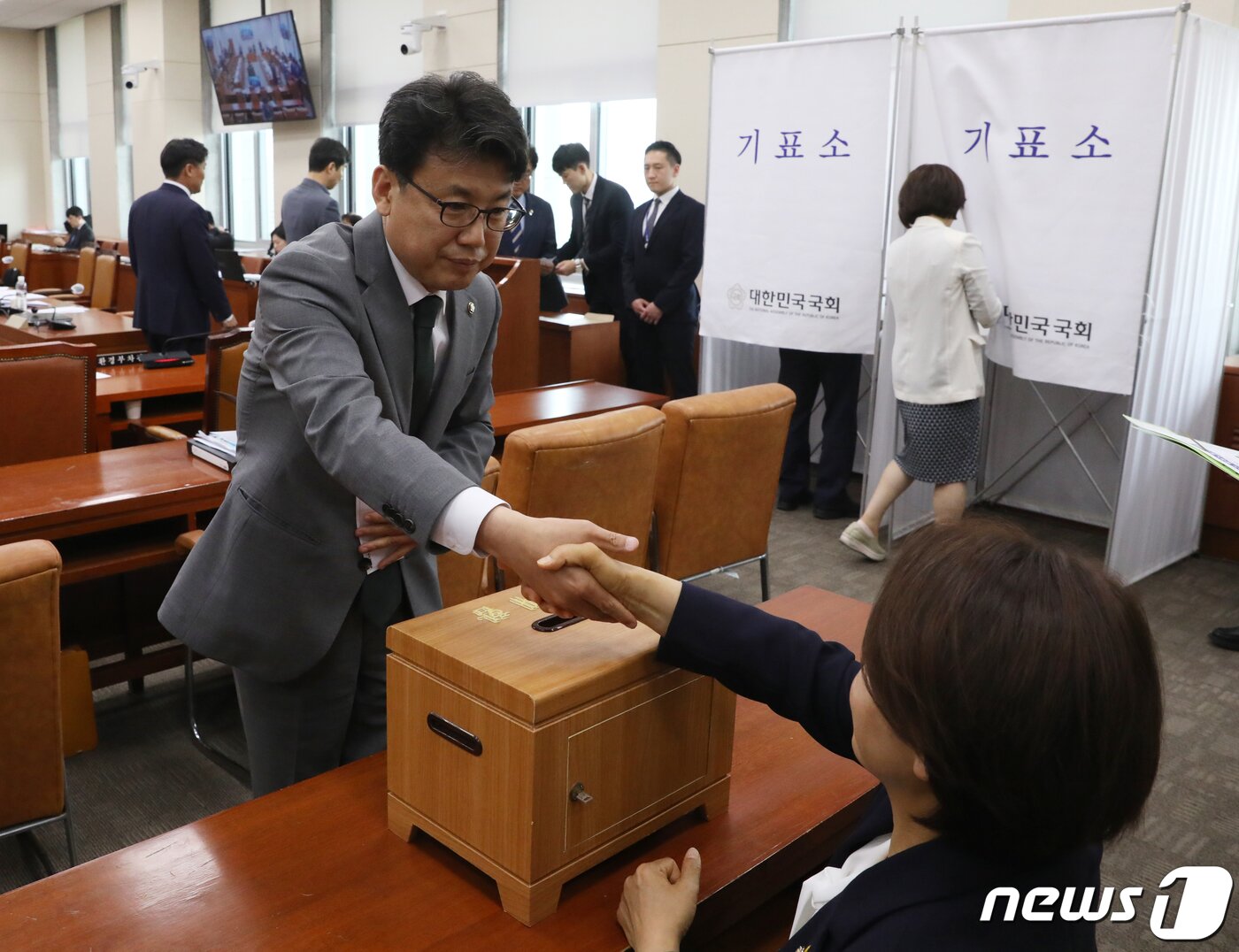 본문 이미지 - 24일 오전 국회에서 열린 환경노동위원회 전체회의에서 '노란봉투법'(노동조합 및 노동관계조정법 개정안)의 본회의 직회부 요구안에 대한 무기명 투표가 진행되는 가운데 더불어민주당 진성준 의원과 정의당 이은주 의원이 악수를 하고 있다. 2023.5.24/뉴스1ⓒ News1 DB