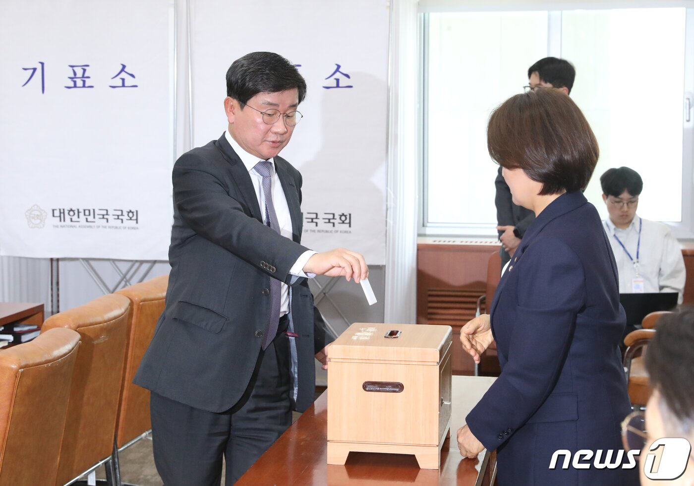 본문 이미지 - 전해철 국회 환노위 위원장이 24일 오전 국회에서 열린 환경노동위원회 전체회의에서 '노란봉투법'(노동조합 및 노동관계조정법 개정안)의 본회의 직회부 요구안에 대한 무기명 투표를 하고 있다. 2023.5.24/뉴스1 ⓒ News1 송원영 기자