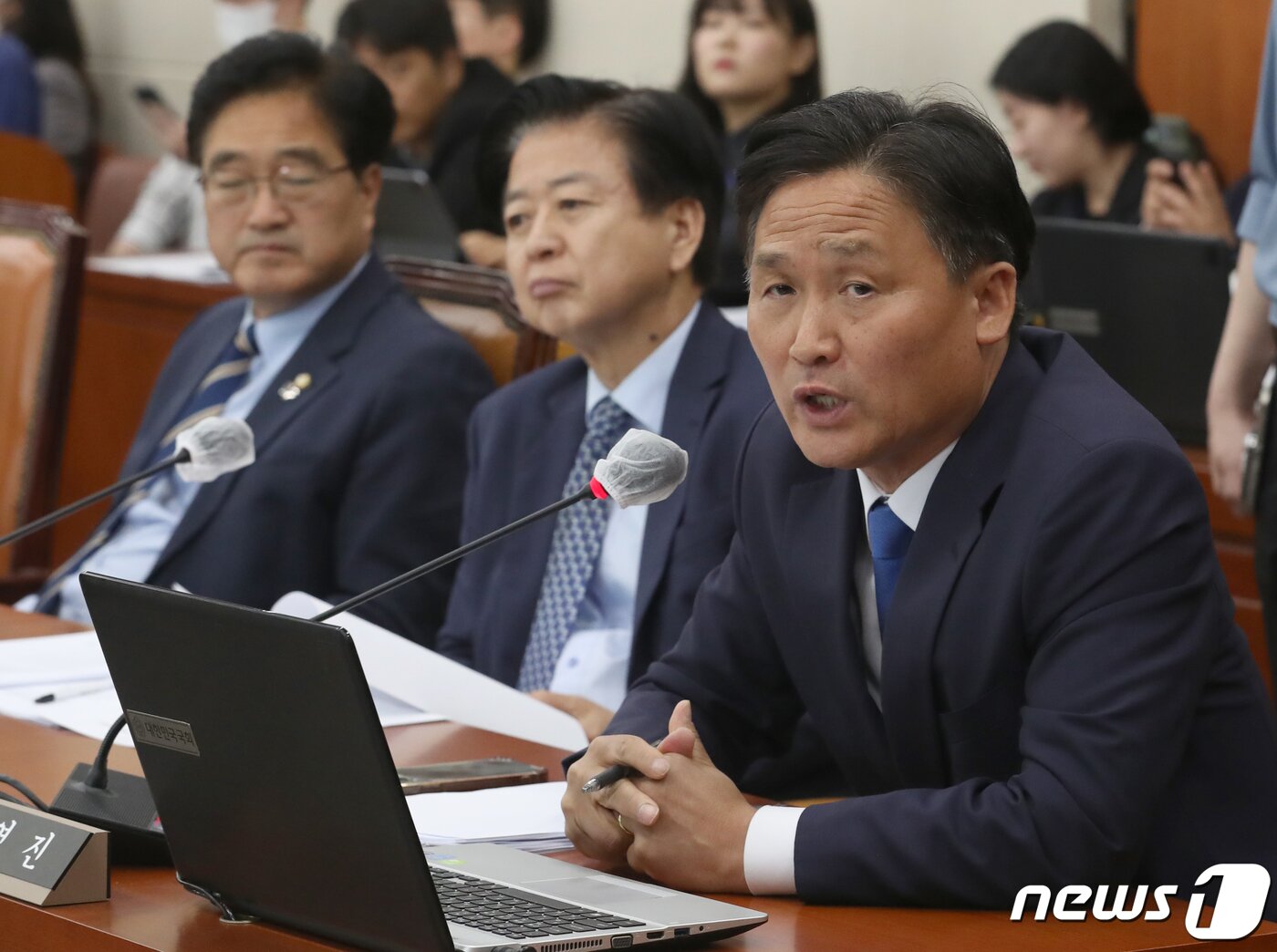 본문 이미지 - 김영진 더불어민주당 국회 환노위 간사가 24일 오전 국회에서 열린 환경노동위원회 전체회의에서 '노란봉투법'(노동조합 및 노동관계조정법 개정안)의 본회의 직회부 요구안 관련 발언을 하고 있다. 2023.5.24/뉴스1 ⓒ News1 송원영 기자