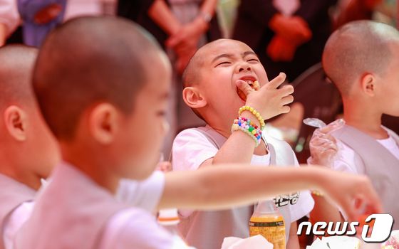 동자승들이 24일 서울 종로구 조계사에서 신세계푸드가 마련한 100% 식물성 '베러 버거'를 먹고 있다. 2023.5.24/뉴스1 © News1 안은나 기자