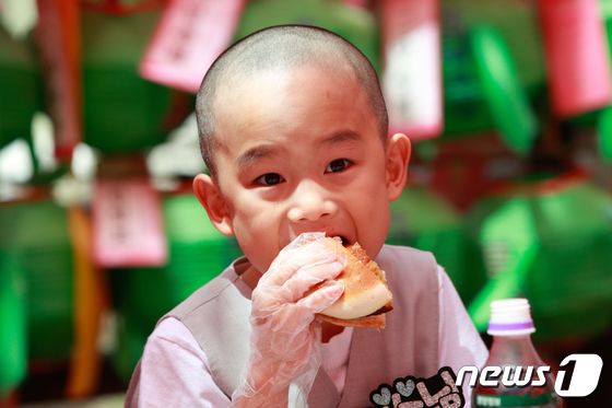 동자승들이 24일 서울 종로구 조계사에서 신세계푸드가 마련한 100% 식물성 '베러 버거'를 먹고 있다. 2023.5.24/뉴스1 © News1 안은나 기자