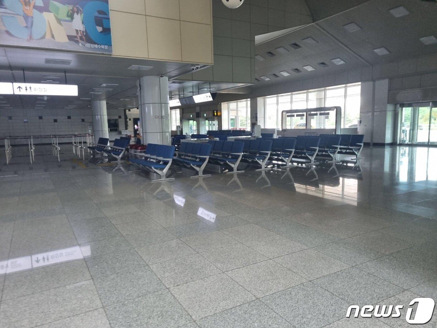 본문 이미지 - 플라이강원이 국제선에 이어 국내선 운항을 중단한 지 닷새째인 24일 양양국제공항 국내선 청사 내부에 적막감이 감돈다. 2023.5.24/뉴스1 윤왕근 기자