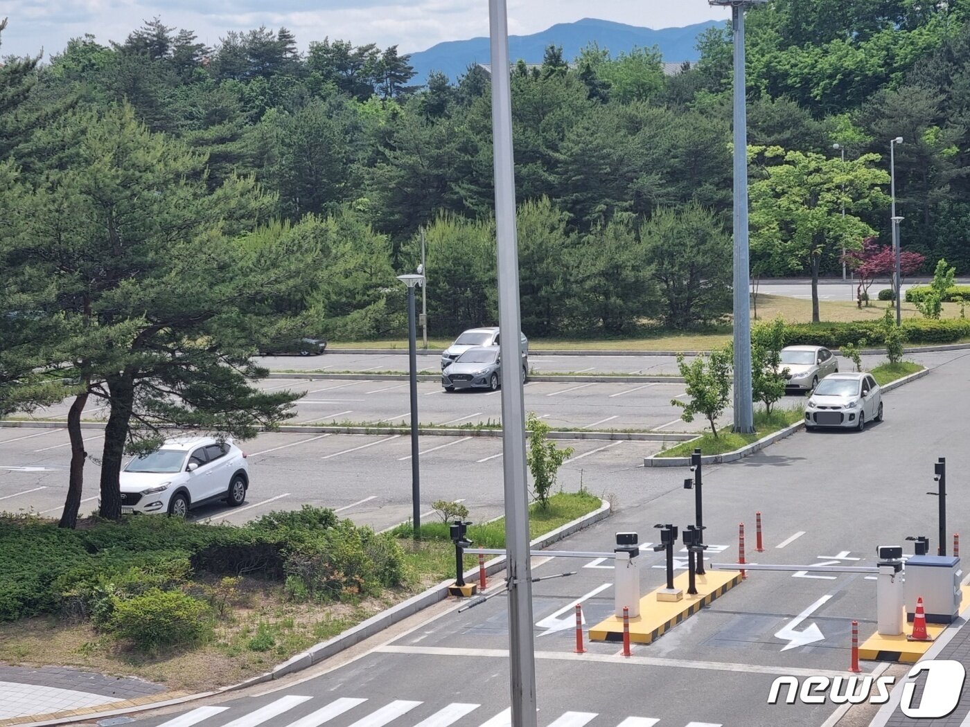 본문 이미지 - 플라이강원이 국제선에 이어 국내선 운항을 중단한 지 닷새째인 24일 양양국제공항 주차장이 휑한 모습을 보이고 있다. 2023.5.24/뉴스1 윤왕근 기자