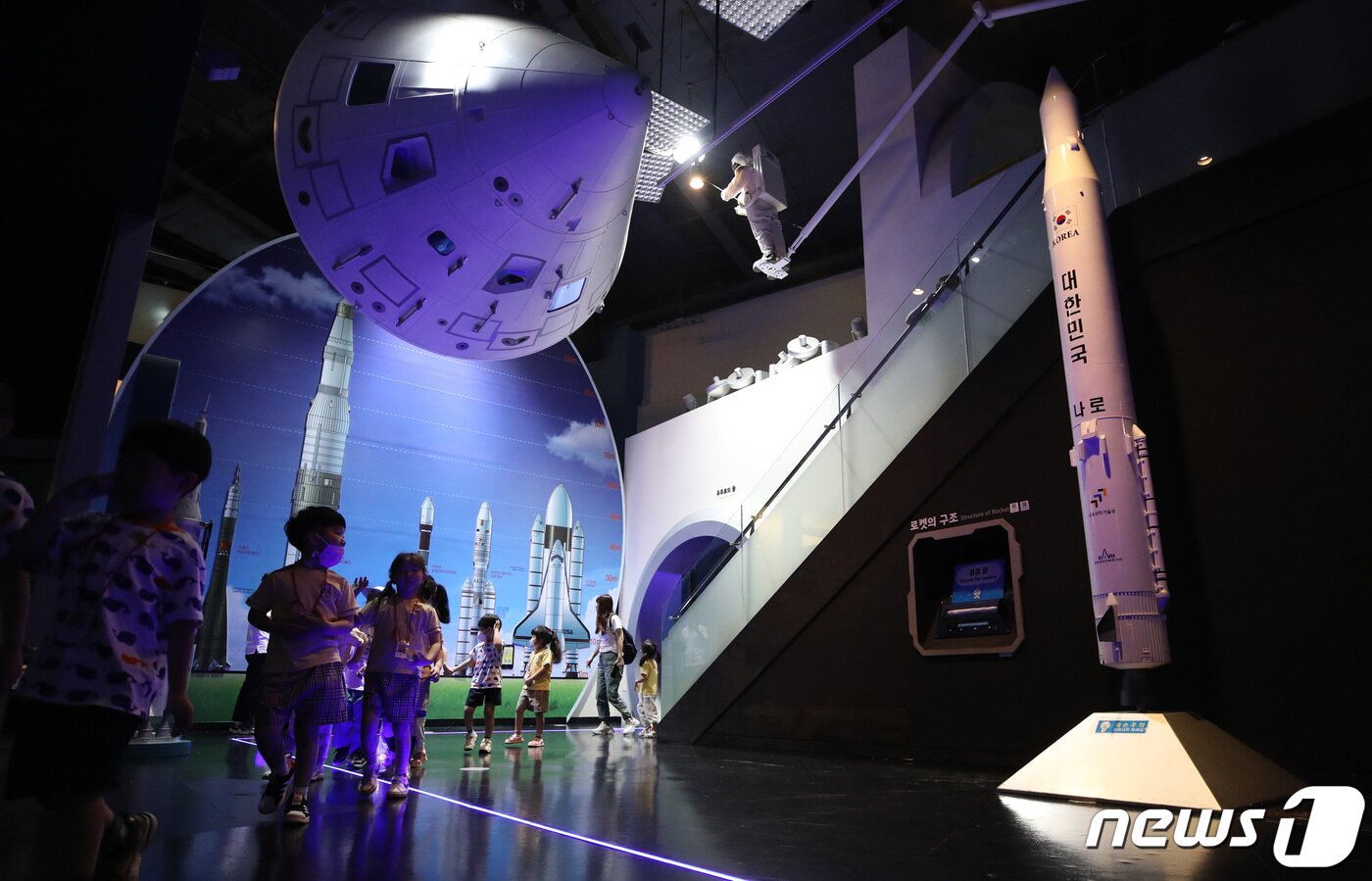 본문 이미지 - 한국형 발사체 누리호(KSLV-II) 3차 발사일인 24일 오후 경기 국립과천과학관을 찾은 어린이들이 전시된 나로호(KSLV-I) 축소모형을 살펴보고 있다. 2023.5.24/뉴스1 ⓒ News1 구윤성 기자