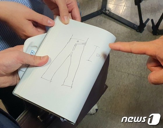 본문 이미지 - 피해자 측 남언호 변호사가 지난 17일 부산지법에서 기자들에게 피해자가 입고 있던 청바지의 모습을 설명하기 위해 그린 그림.2023.5.17/뉴스1 노경민 기자