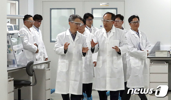 에이프로젠바이오로직스 연구시설 둘러보는 추경호 기재부 장관
