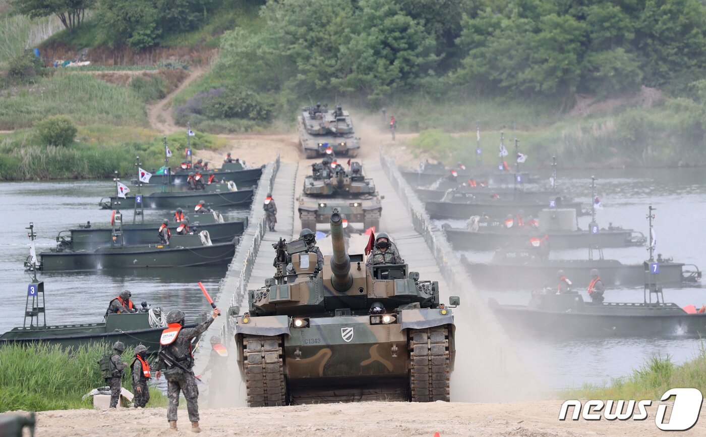본문 이미지 - 24일 경기 여주시 연양동 남한강 일대에서 육군 제11기동사단 장병들이 도하훈련을 하고 있다. 2023.5.24/뉴스1 ⓒ News1 김영운 기자