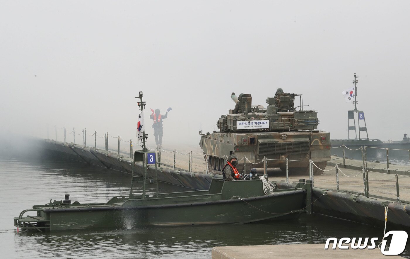 본문 이미지 - 24일 경기 여주시 연양동 남한강 일대에서 육군 제11기동사단 장병들이 도하훈련을 하고 있다. 2023.5.24/뉴스1 ⓒ News1 김영운 기자