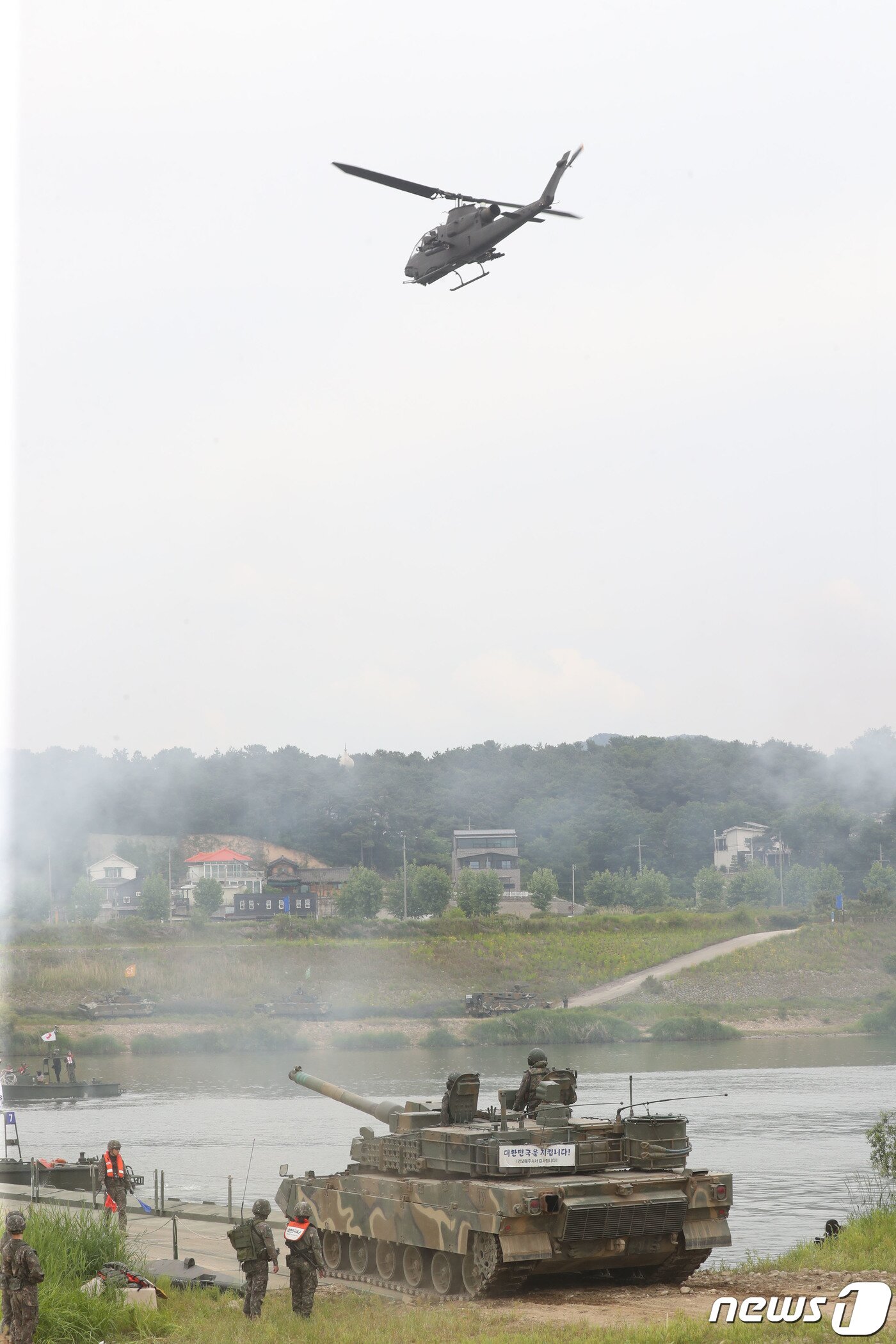 본문 이미지 - 24일 경기 여주시 연양동 남한강 일대에서 육군 제11기동사단 장병들이 도하훈련을 하고 있다. 2023.5.24/뉴스1 ⓒ News1 김영운 기자