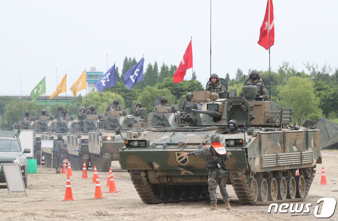 본문 이미지 - 24일 경기 여주시 연양동 남한강 일대에서 육군 제11기동사단 장병들이 도하훈련을 하고 있다. 2023.5.24/뉴스1 ⓒ News1 김영운 기자