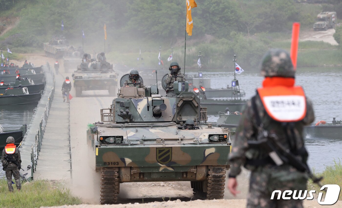 본문 이미지 - 24일 경기 여주시 연양동 남한강 일대에서 육군 제11기동사단 장병들이 도하훈련을 하고 있다. 2023.5.24/뉴스1 ⓒ News1 김영운 기자