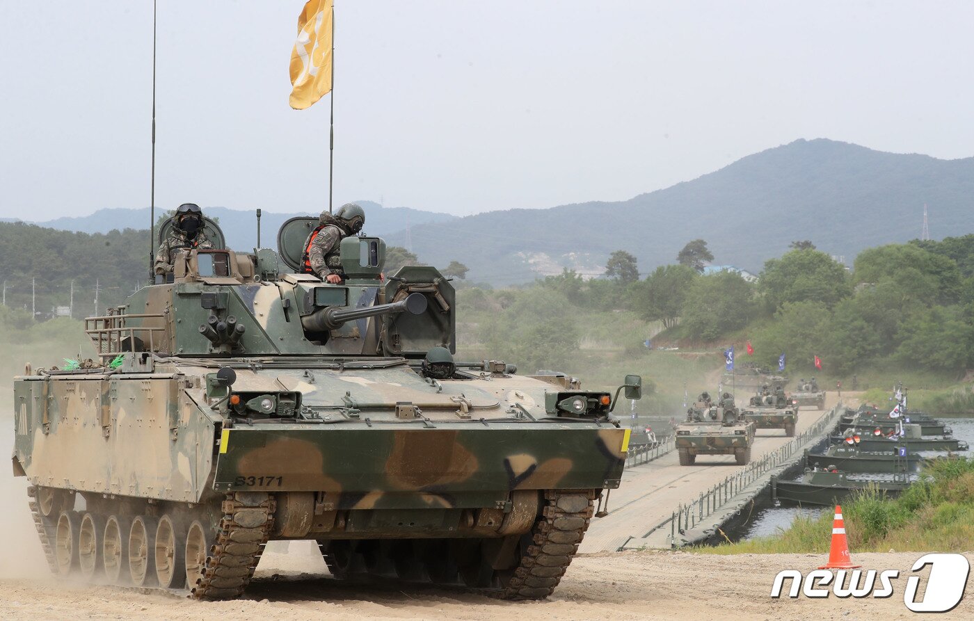 본문 이미지 - 24일 경기 여주시 연양동 남한강 일대에서 육군 제11기동사단 장병들이 도하훈련을 하고 있다. 2023.5.24/뉴스1 ⓒ News1 김영운 기자