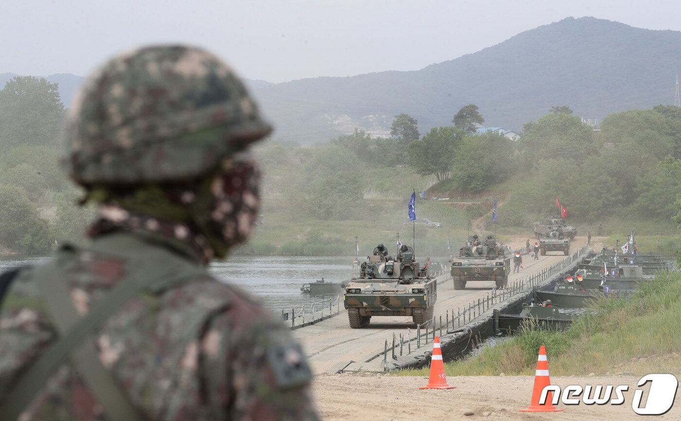본문 이미지 - 24일 경기 여주시 연양동 남한강 일대에서 육군 제11기동사단 장병들이 도하훈련을 하고 있다. 2023.5.24/뉴스1 ⓒ News1 김영운 기자