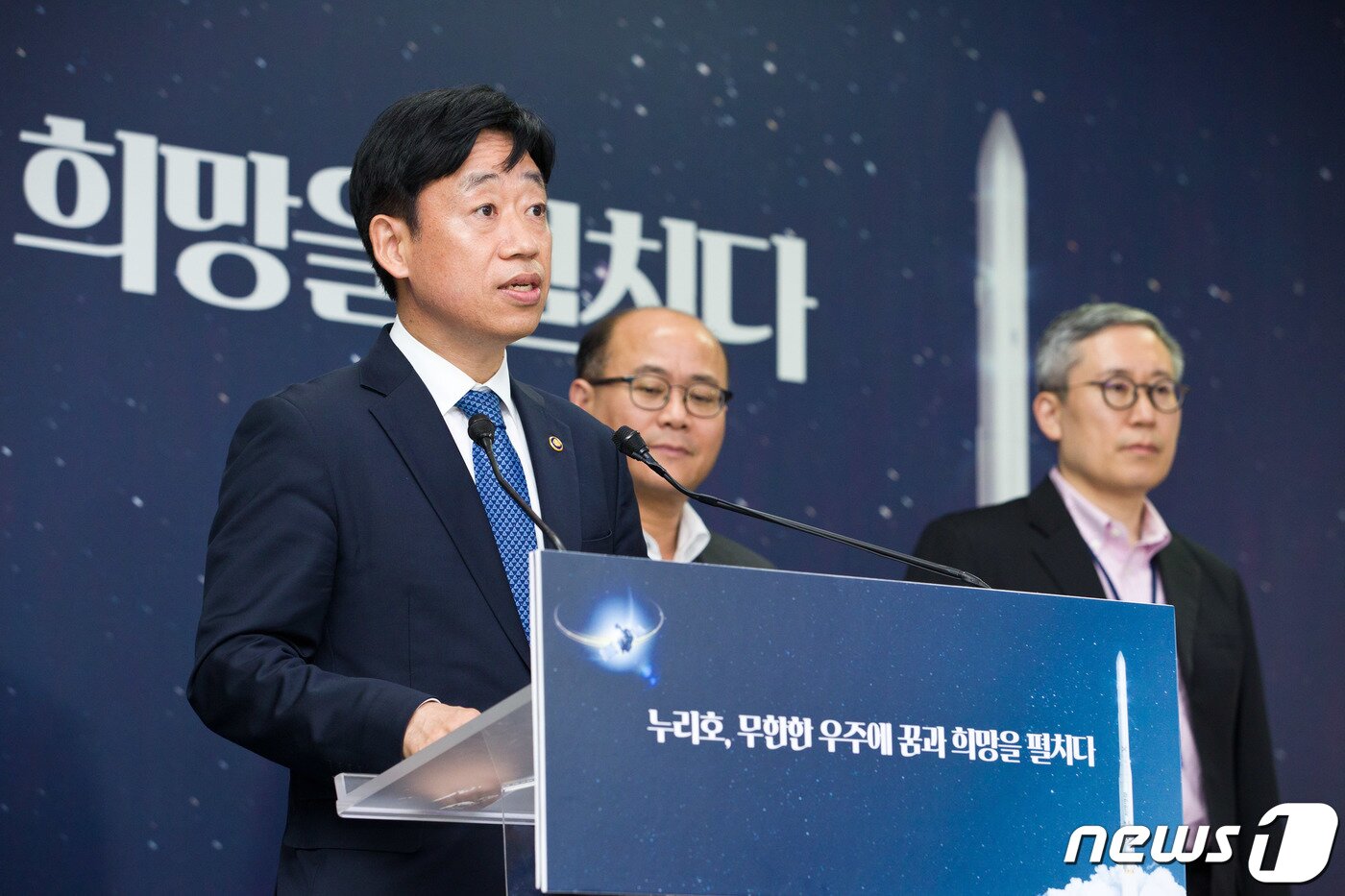 본문 이미지 - 오태석 과학기술정보통신부 제1차관이 24일 오후 전라남도 고흥군 나로우주센터 프레스룸에서 '누리호 3차 발사 일정 조정' 관련 브리핑을 하고 있다. (과학기술정보통신부 제공) 2023.5.24/뉴스1