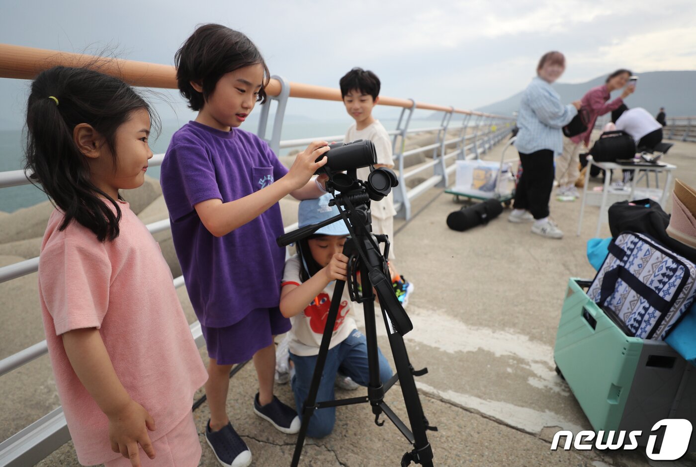 본문 이미지 - 한국형 우주발사체 누리호(KSLV-Ⅱ) 발사가 기술적 결함으로 연기된 24일 오후 전남 여수시 낭도 방파재에서 어린이들이 망원경을 정리하고 있다.  2023.5.24/뉴스1 ⓒ News1 이재명 기자