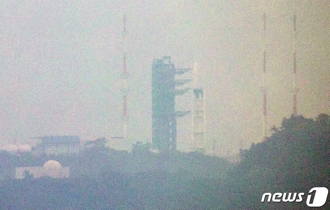 본문 이미지 - 한국형 우주발사체 누리호(KSLV-Ⅱ) 발사가 기술적 결함으로 연기된 24일 전남 고흥군 나로우주센터에 기립돼 있다.  2023.5.24/뉴스1 ⓒ News1 이재명 기자