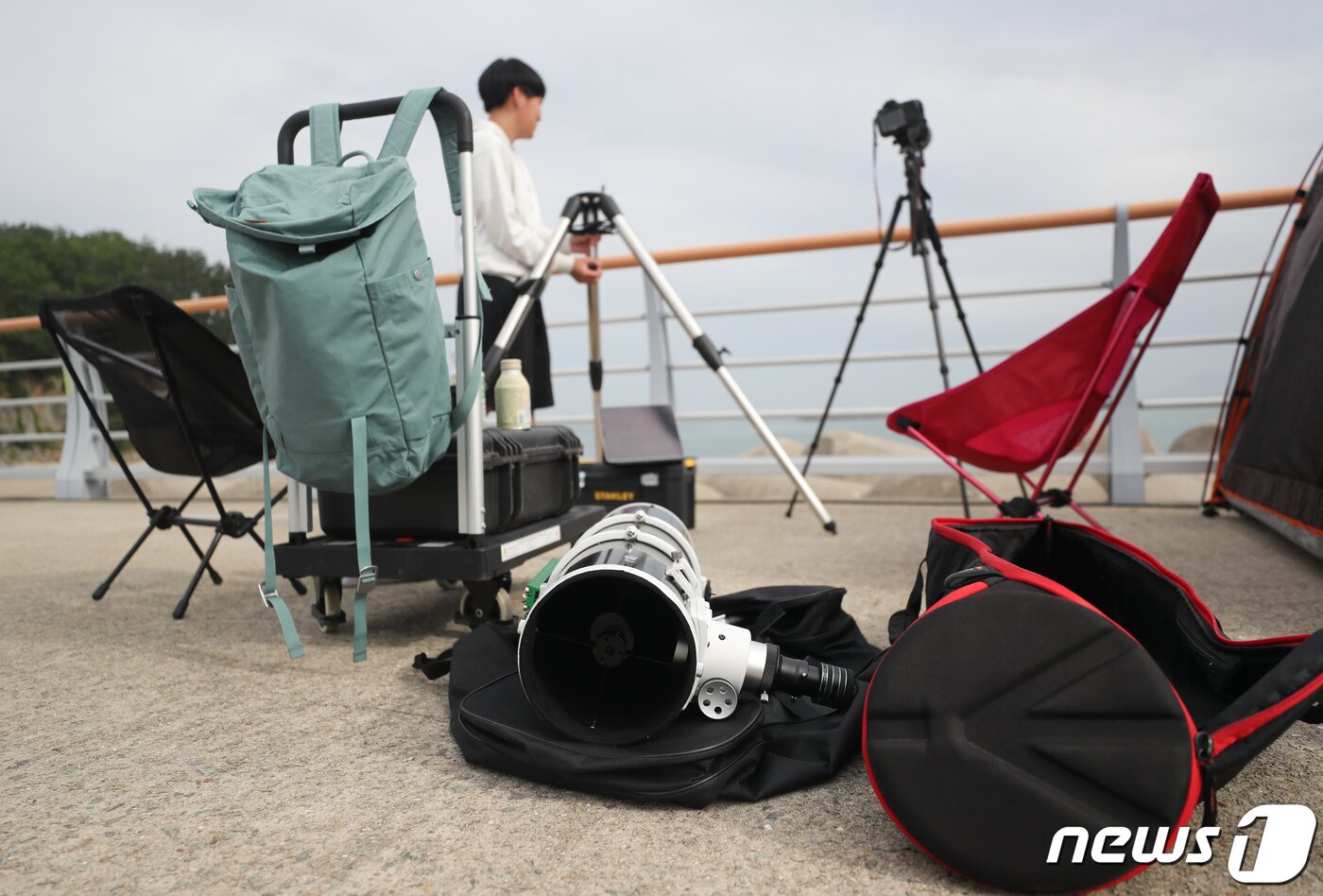 본문 이미지 - 한국형 우주발사체 누리호(KSLV-Ⅱ) 발사가 기술적 결함으로 연기된 24일 오후 전남 여수시 낭도 방파재에서 한 시민이 망원경을 정리하고 있다.  2023.5.24/뉴스1 ⓒ News1 이재명 기자