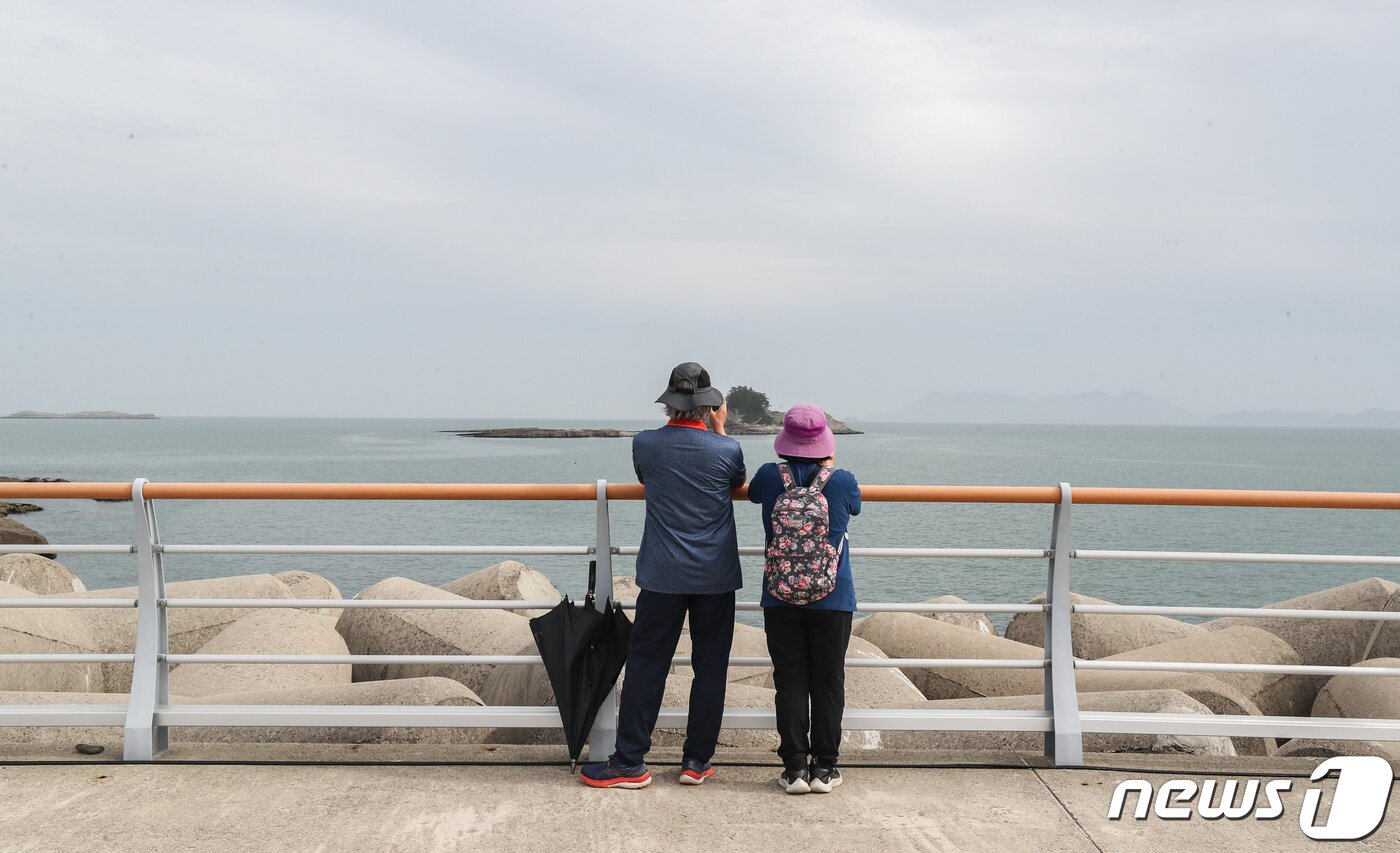 본문 이미지 - 한국형 우주발사체 누리호(KSLV-Ⅱ) 발사가 기술적 결함으로 연기된 24일 오후 전남 여수시 낭도 방파재에서 시민들이 고흥 누리우주센터 방향을 바라보고 있다. 2023.5.24/뉴스1 ⓒ News1 이재명 기자