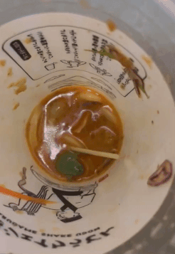 본문 이미지 - 일본 우동 체인점 '마루가메제면'의 테이크아웃용 우동에서 나온 살아있는 개구리. (트위터)