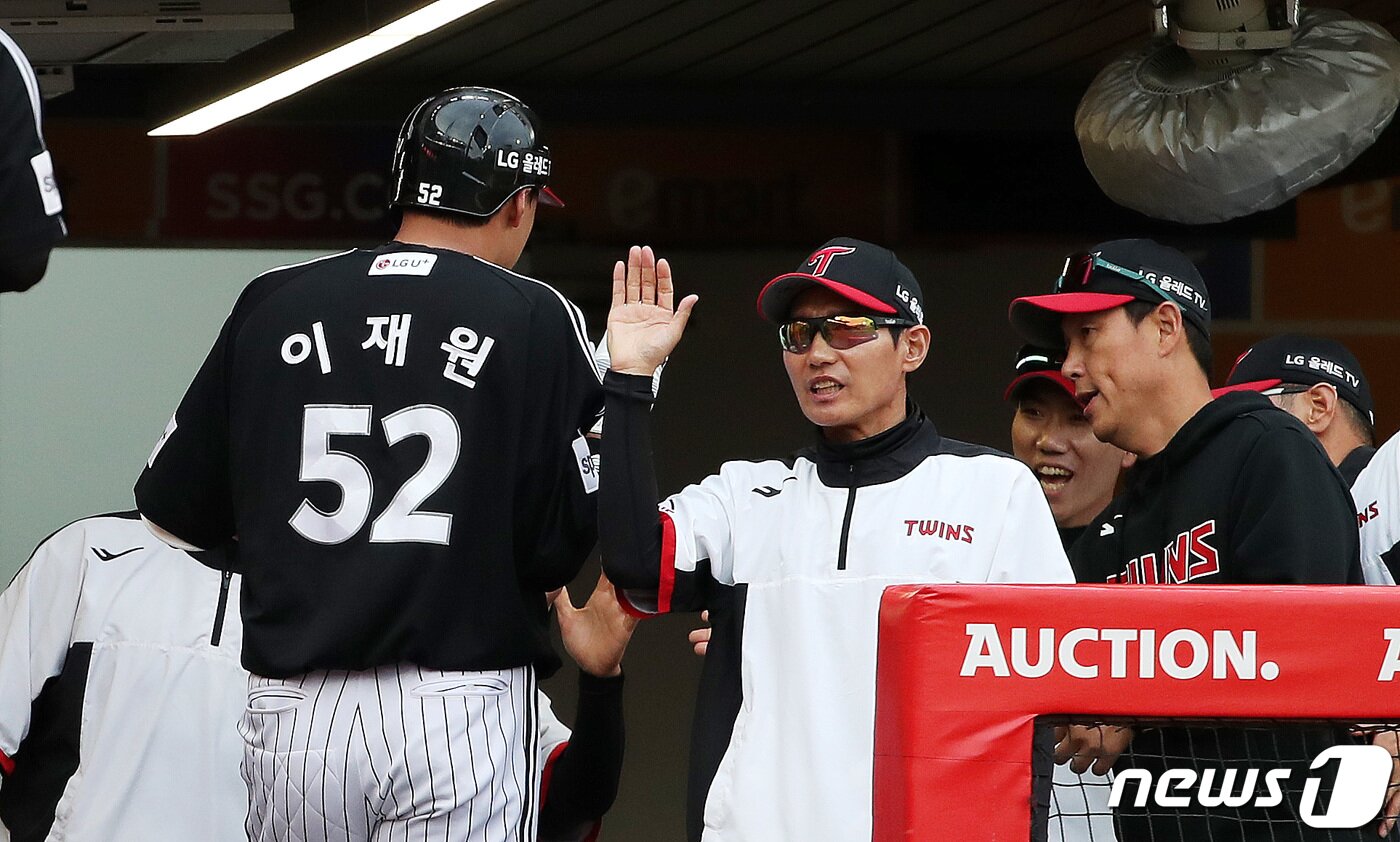 본문 이미지 - 하이파이브 하는 이재원&#40;왼쪽&#41;과 염경엽 LG 트윈스 감독. 뉴스1 DB ⓒ News1 박지혜 기자