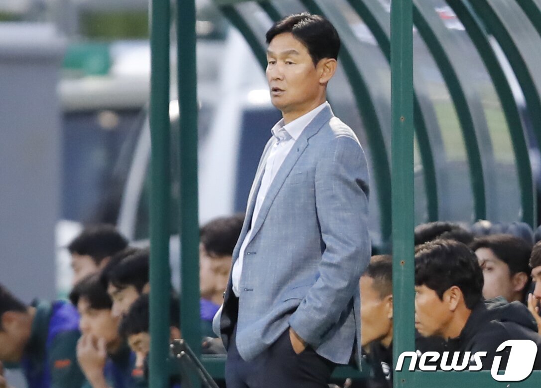 본문 이미지 - 24일 오후 경기 김포 솔터축구전용구장에서 열린 2023 하나원큐 FA컵 16강전 김포FC와 강원FC의 경기, 강원FC 최용수 감독이 경기를 지켜보고 있다. 2023.5.24/뉴스1 ⓒ News1 김도우 기자