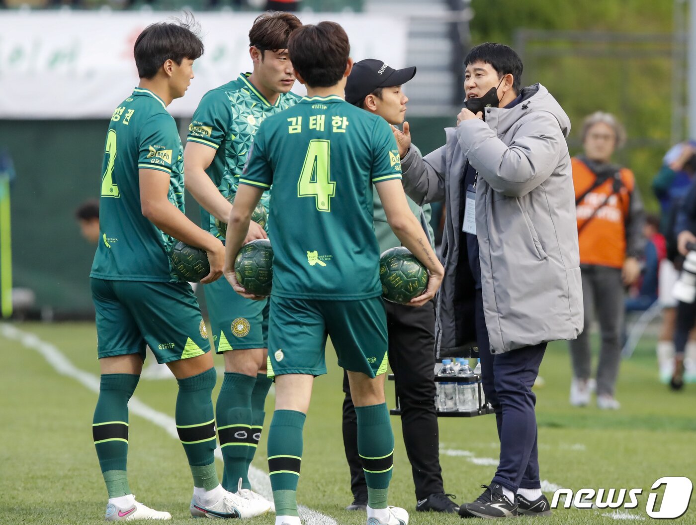 본문 이미지 - 24일 오후 경기 김포 솔터축구전용구장에서 열린 2023 하나원큐 FA컵 16강전 김포FC와 강원FC의 경기, 김포FC 고정운 감독이 선수들에게 작전을 지시하고 있다. 2023.5.24/뉴스1 ⓒ News1 김도우 기자