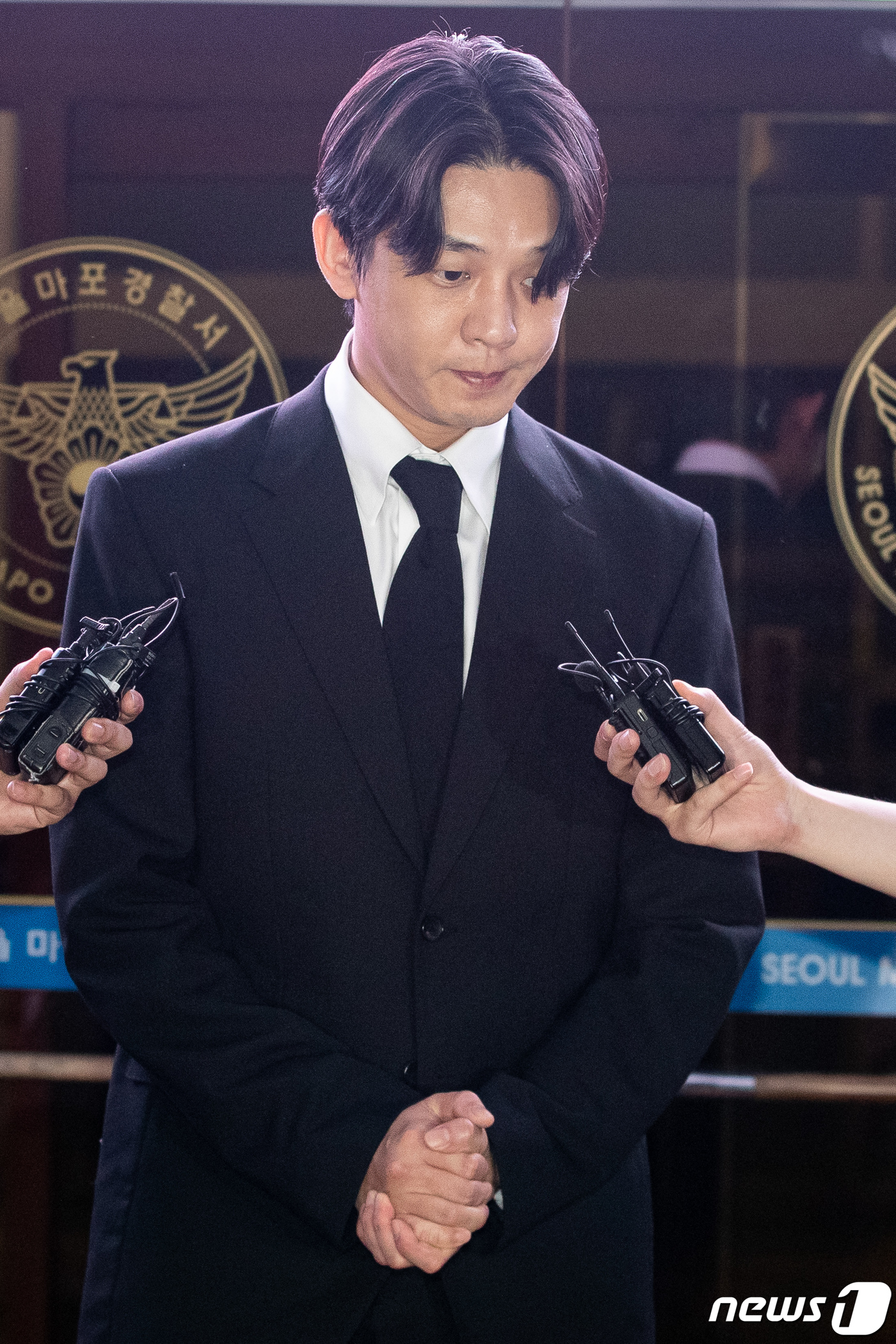 (서울=뉴스1) 유승관 기자 = 마약 상습 투약 혐의를 받는 배우 유아인(37·본명 엄홍식)이 24일 밤 구속 영장이 기각돼 서울 마포경찰서를 나서며 취재진 질문에 답하고 있다.서 …