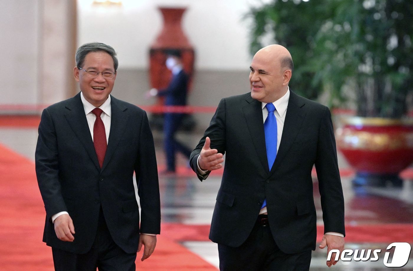 본문 이미지 - 리창 중국 총리가지난 5월 24일 (현지시간) 중국을 방문한 미하일 미슈스틴 러시아 총리와 베이징 인민 대회당에서 회담을 하러 가고 있다. 2023.5.25 ⓒ AFP=뉴스1 ⓒ News1 우동명 기자