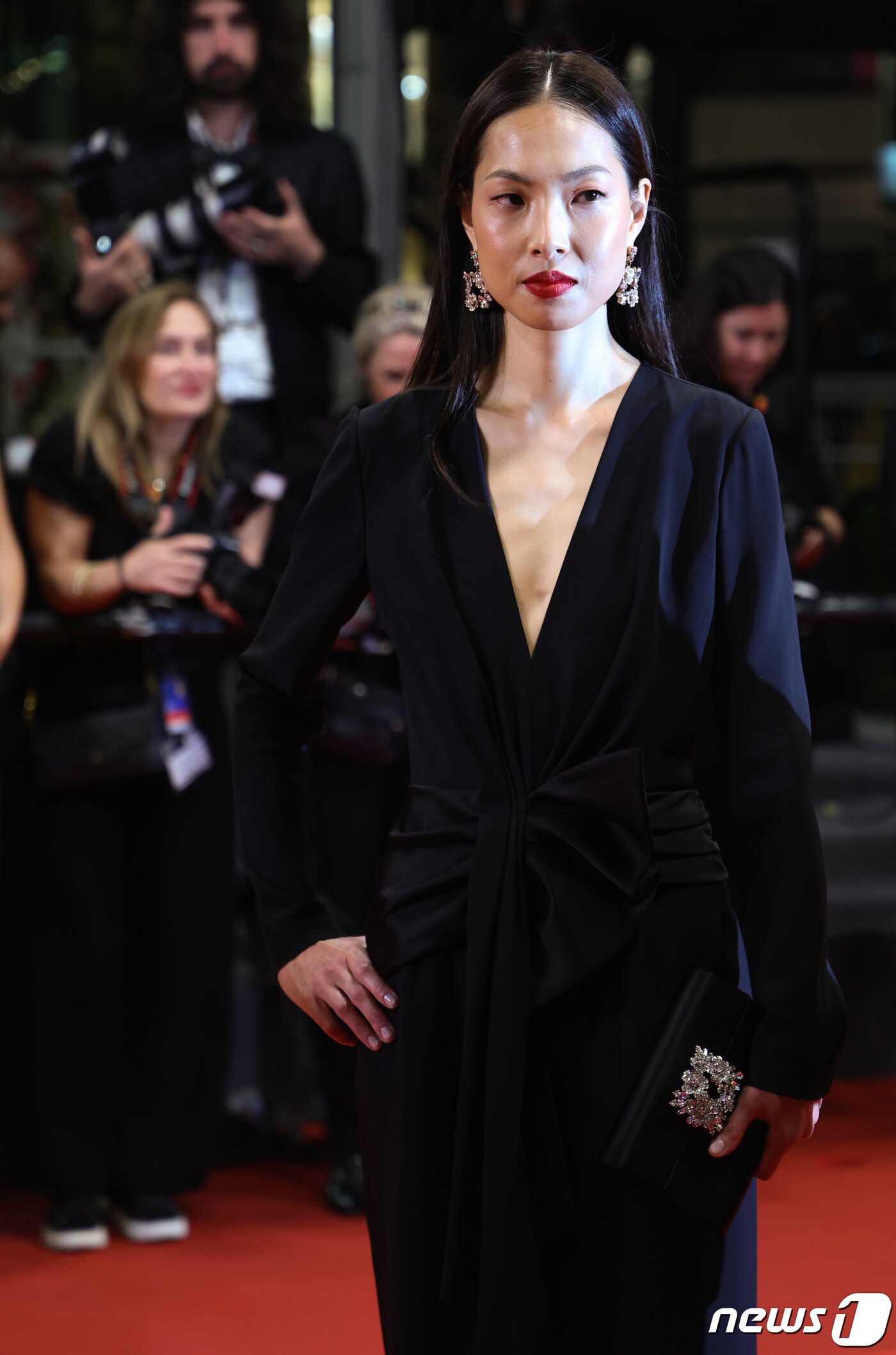 본문 이미지 - 24일(현지시간) 프랑스 남부 칸 ‘팔레 데 페스티발’(Falais des Festival) 뤼미에르 대극장에서 열린 '어 브라이터 투모로우(A Brighter Tomorrow)’ 시사회에서 피아니스트 겸 배우 유선희가 레드 카펫에 오르고 있다. 2023.5.25/뉴스1 ⓒ News1 이준성 기자