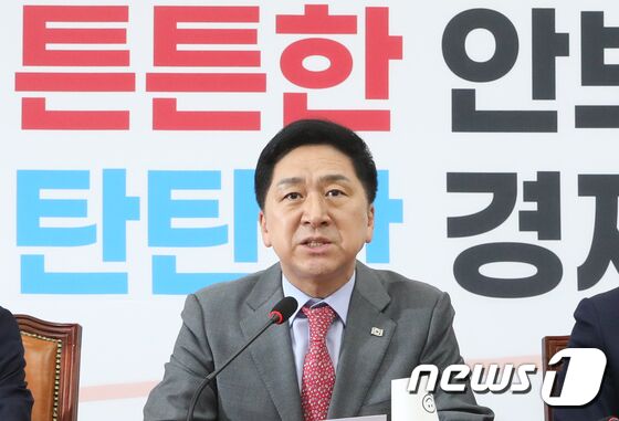 김기현 국민의힘 대표가 25일 서울 여의도 국회에서 열린 최고위원회의에서 모두 발언을 하고 있다. 2023.5.25/뉴스1 © News1 송원영 기자