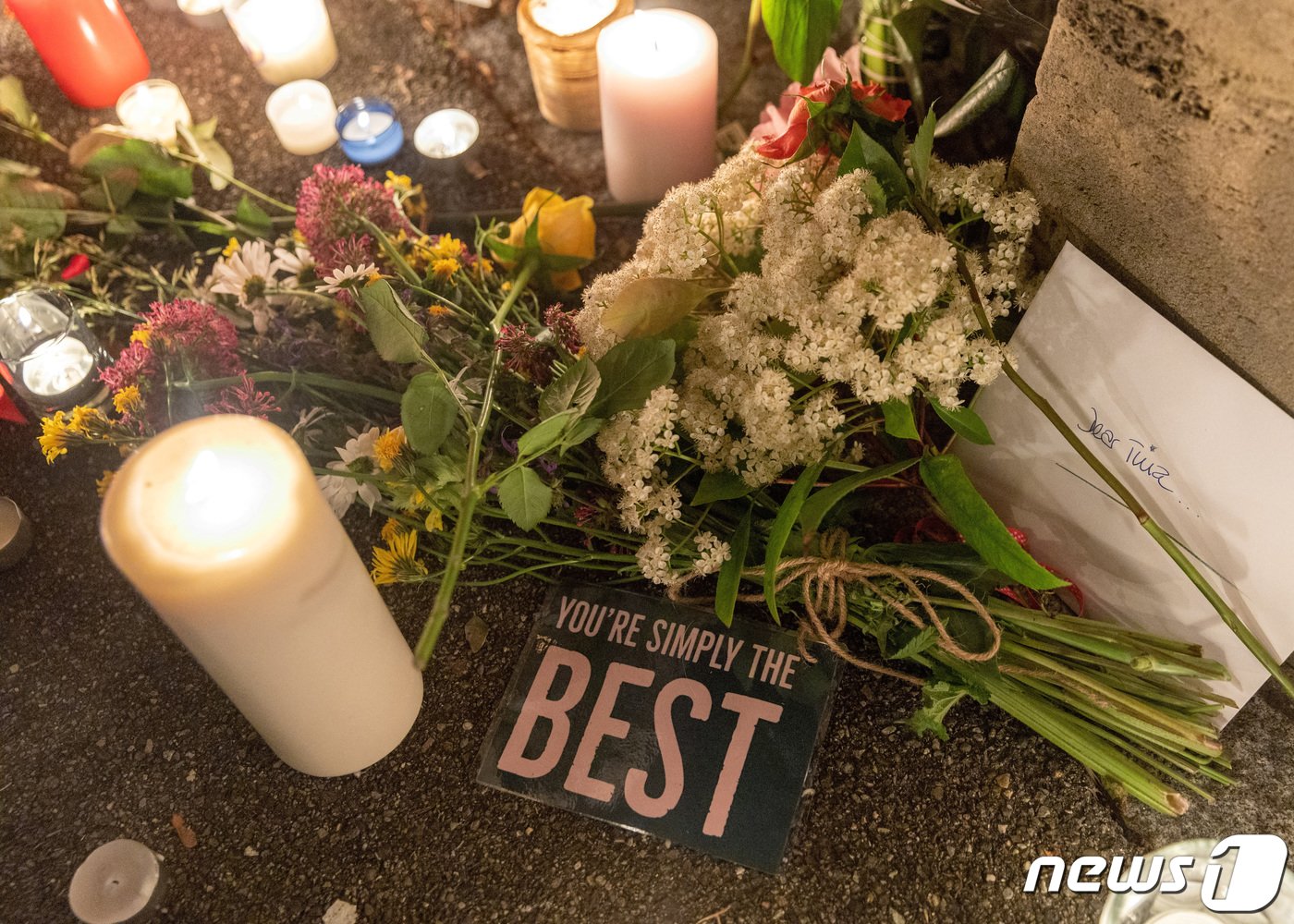 본문 이미지 - 25일&#40;현지시간&#41; 스위스 취리히 인근 쿠스나흐트에 위치한 티나 터너의 집 앞에 꽃과 양초가 놓여져 있다. 1991년 발매된 &#39;Simply the Best&#39; 앨범을 활용한 팬의 메시지 카드도 놓여 있다. 2023.05.25/ ⓒ 로이터=뉴스1 ⓒ News1 권진영 기자