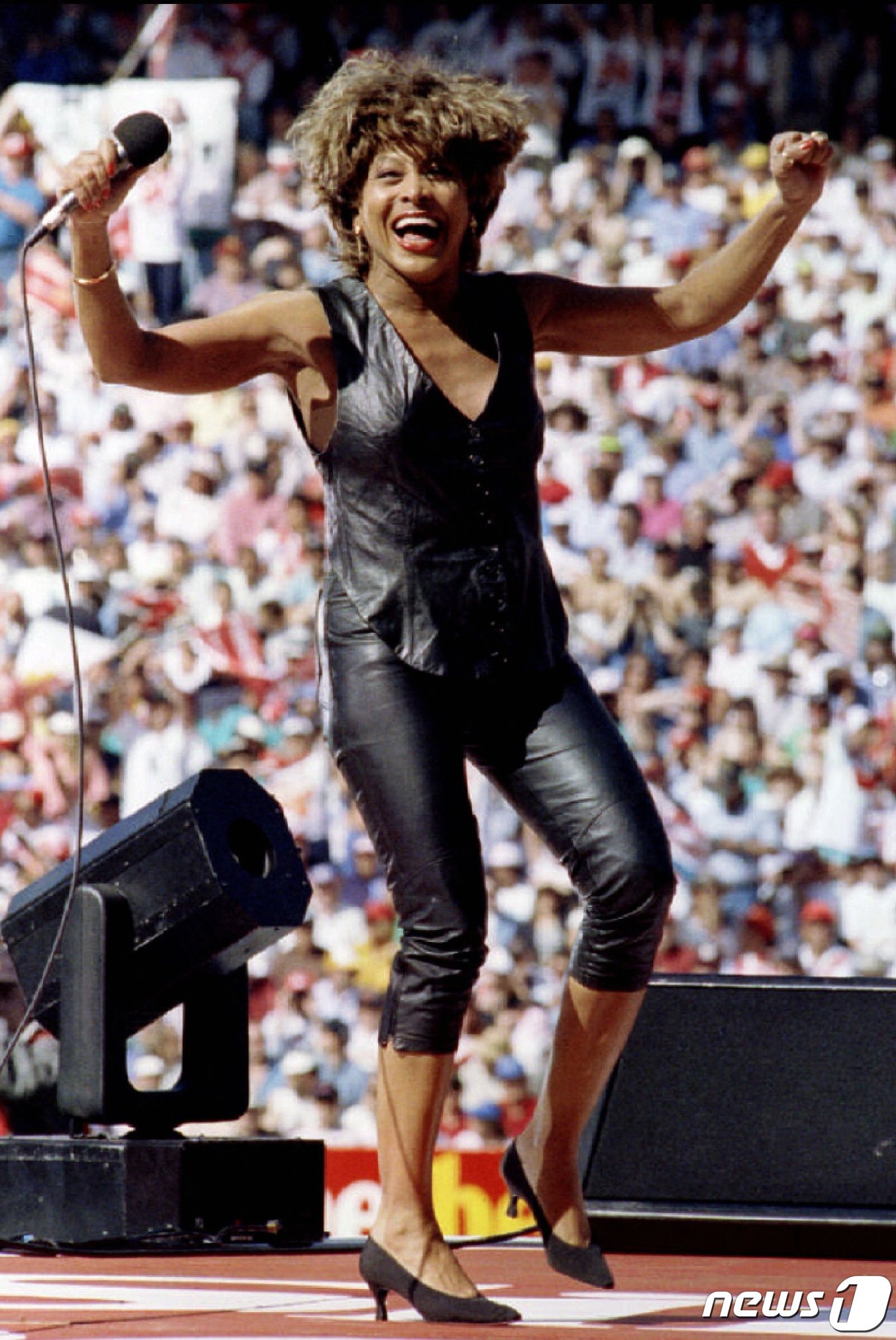 본문 이미지 - 무대에서 흥겹게 춤을 추는 티나 터너. 1993년 9월/ ⓒ 로이터=뉴스1 ⓒ News1 권진영 기자