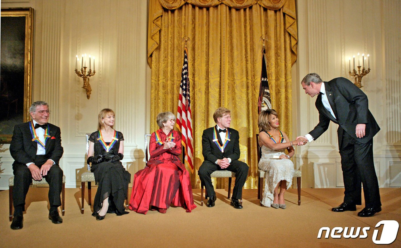 본문 이미지 - 미국 워싱턴 백악관에서 티나 터너가 케네디센터가 선정한 2005년 공연예술 평생공로상을 받고 조지 W. 부시 대통령과 악수를 나누고 있다. 2005.12.04 ⓒ 로이터=뉴스1 ⓒ News1 권진영 기자