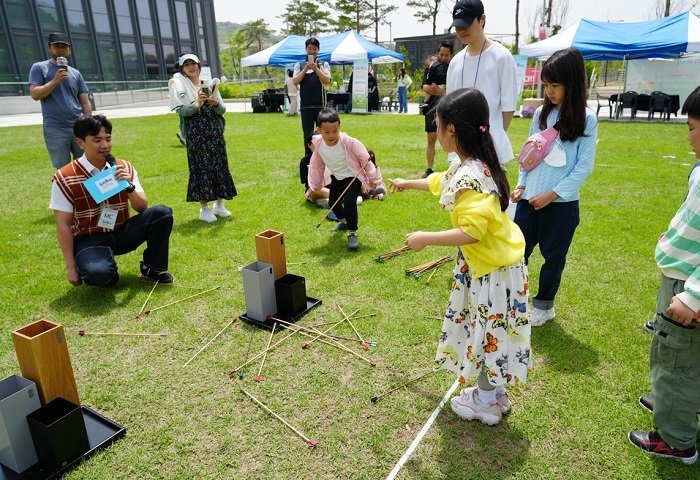 본문 이미지 - 우리놀이한마당에서 전통놀이를 즐기는 어린이들, 공진원 제공 